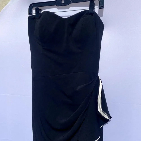 Badgley Mischka Black Strapless Contrast Ruffle Sweetheart Neckline Gown - Picture 3 of 13